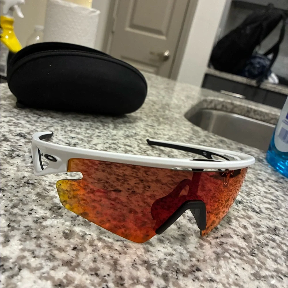 Sphaera™ Slash - White Sports Sunglasses with Red Lens